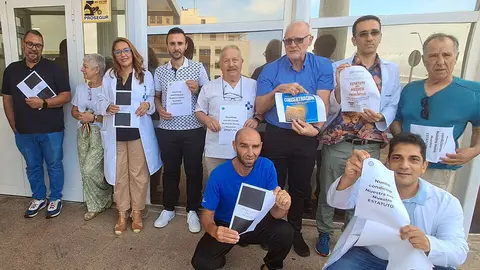 Concentraci&oacute;n de m&eacute;dicos en el Centro de Salud del Recinto / C&eacute;sar Mart&iacute;n