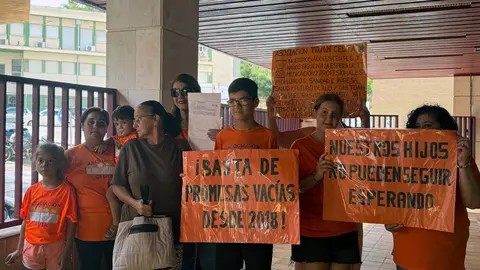 Asociaci&oacute;n TDAH momentos antes de presentar la denuncia contra INGESA