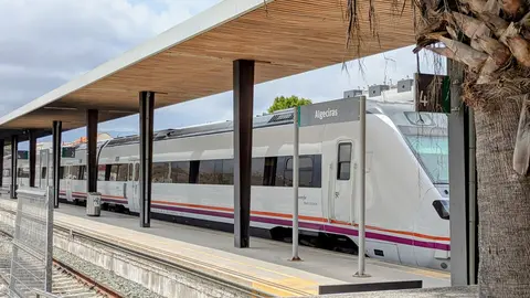 Tren en Algeciras / Rafa Baez