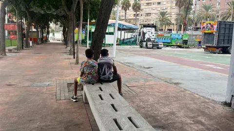 Menores en los alrededores del Recinto Ferial durante la 'Operaci&oacute;n Feriante' / Archivo
