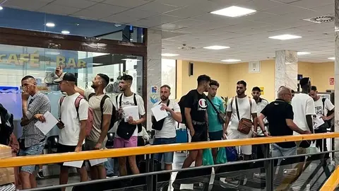  Un traslado de migrantes del CETI.  