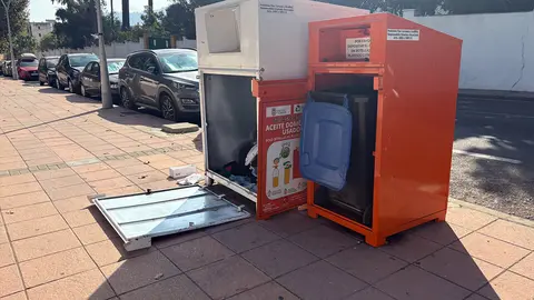 Contenedor de ropa vandalizado / Alma Palomino