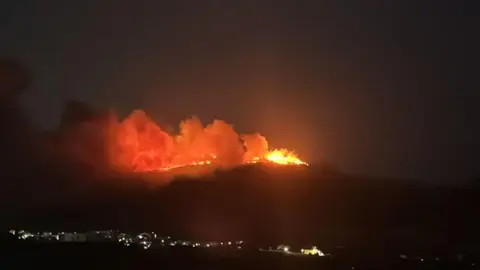 Incendio en el monte Al-Halqa, que domina la ciudad de Tetu&aacute;n