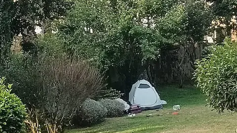 Una persona lleva varios d&iacute;as durmiendo en las Puertas del Campo