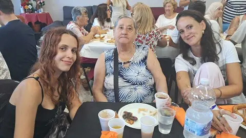 Desayuno entre los j&oacute;venes de &lsquo;Conoce Ceuta 2025&rsquo; y los mayores del Centro de Cruz Roja / C&eacute;sar Mart&iacute;n
