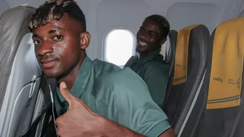 Efe Jr junto a Bassinga en el viaje de la AD Ceuta FC a Santander. Foto: Zaki
