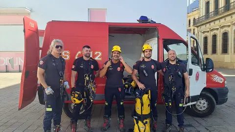 Pr&aacute;ctica del Equipo de  Rescate Vertical de los bomberos