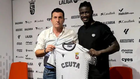Edu Villegas junto a Samuel Obeng, nuevo delantero de la AD Ceuta FC