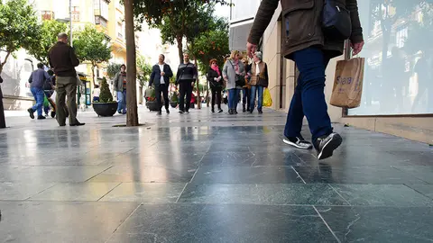  Imagen de las losetas resbaladizas del Paseo del Revell&iacute;n./archivo 