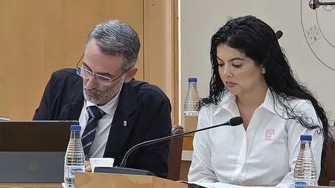 Sebasti&aacute;n Guerrero y Hanan Ahmed, diputados del PSOE, durante la sesi&oacute;n de control al Gobierno / Laura Ortiz