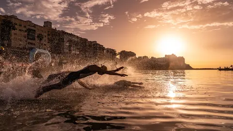 Los triatletas se lanzan al agua de la playa de la Ribera. Foto: Federaci&oacute;n Espa&ntilde;ola de Triatl&oacute;n
