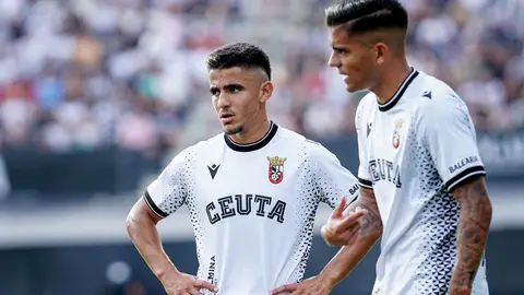 Aisar junto a Kuki Zalazar en el primer encuentro del Ceuta en el Murube