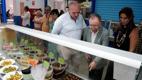 El presidente de la Ciudad, Juan Vivas, ha acudido a la inauguraci&oacute;n de la gilder&iacute;a gourmet en el Mercado Central / E. Z&aacute;rate