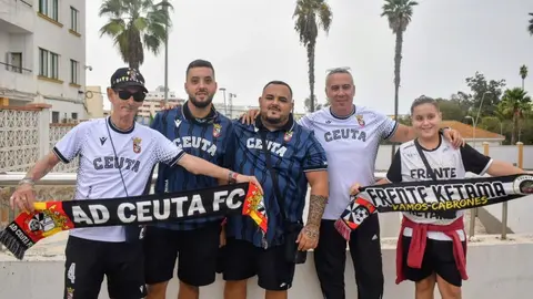 Aficionados de la AD Ceuta FC en la entrada del Alfonso Murube. Foto: Rafa B&aacute;ez