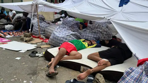Inmigrantes a las puertas del Centro de Estancia Temporal el pasado mes de septiembre / Mohammed Ettouileb
