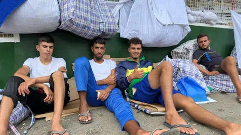 200 inmigrantes permanecen a las puertas del CETI sin poder acceder a la instalaci&oacute;n / Mohammed Ettouileb