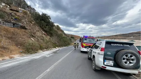 Intervenci&oacute;n de los bomberos para bajar el dron atrapado en la copa de un &aacute;rbol / AUGC