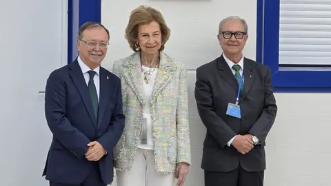 La Reina Sof&iacute;a durante su visita a Ceuta de este martes, junto al presidente de la Ciudad y el presidente del Banco de Alimentos / Laura Ortiz