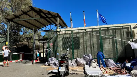 Puerta del CETI en los d&iacute;as cr&iacute;ticos en los que 200 inmigrantes dorm&iacute;an en la calle / Mohammed Ettouileb