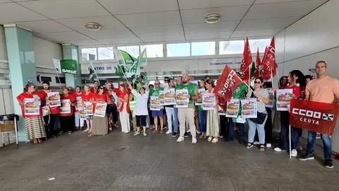 Los sindicatos concentrados a las puertas de la Direcci&oacute;n Territorial de INGESA / Laura Ortiz