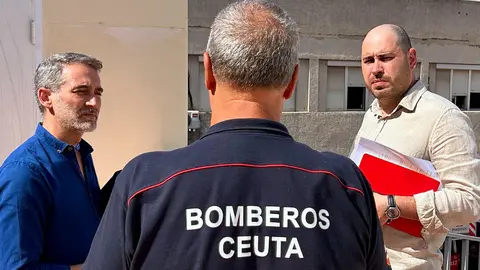 P&eacute;rez Triano y Sebasti&aacute;n Guerrero junto al jefe de Bomberos / PSOE