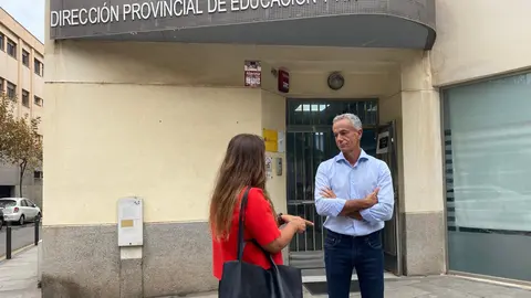 Miguel Se&ntilde;or a las puertas de la Direcci&oacute;n Provincial de Educaci&oacute;n y FP / P. Matas