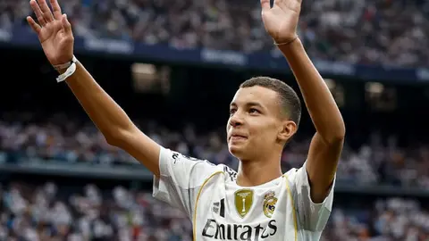 Emotivo homenaje del Real Madrid al joven que perdi&oacute; a su familia en el terremoto de Marruecos. Foto: Real Madrid