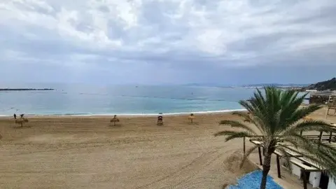 Nubes sobre la costa / Archivo