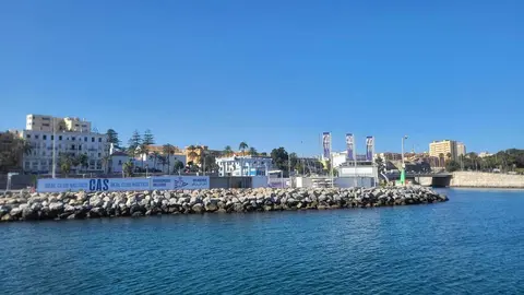  Puerto deportivo cielo despejado 