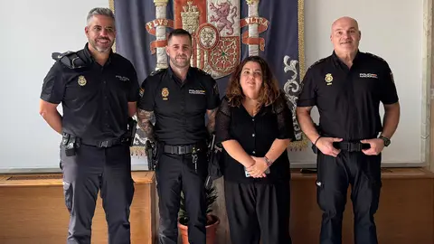 La delegada del Gobierno ha recibido a los dos agentes que salvaron la vida al beb&eacute; el pasado 22 de septiembre / Delegaci&oacute;n del Gobierno