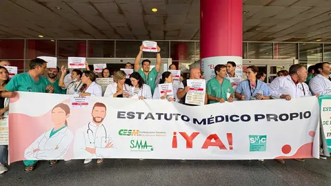 Concentraci&oacute;n de m&eacute;dicos y facultativos a las puertas del HUCE / Alma Palomino