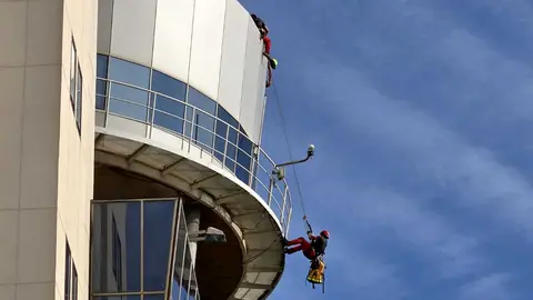 Uno de los equipos participantes realiza la maniobra programada en la Torre de Control del Puerto / Laura Ortiz