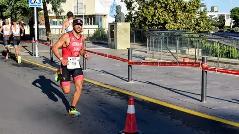 Vilal Ahmed, ganador del Triatl&oacute;n Ciudad de Ceuta. Foto: Rafa B&aacute;ez