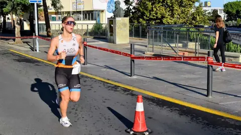 Claudia Casanova, ganadora del Triatl&oacute;n Ciudad de Ceuta. Foto: Rafa B&aacute;ez