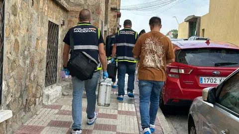 Agentes de la Polic&iacute;a Nacional abandonando el domicilio donde esta ma&ntilde;ana han seguido recabando pruebas / Mohammed Ettouileb