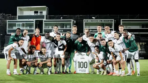 Homenaje a Capa tras sumar 100 partidos con la AD Ceuta FC. Foto: Zaki