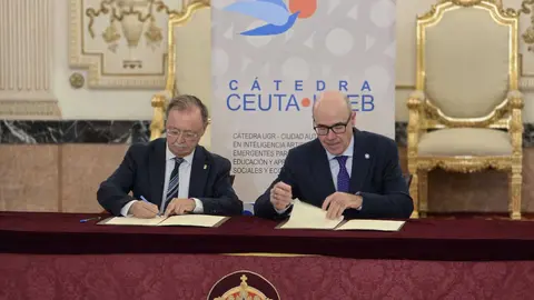 Juan Vivas y Pedro mercado firmando el convenio de C&aacute;tedra / Laura Ortiz