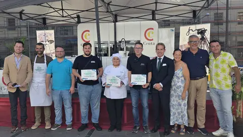 Los finalistas y el ganador de la Ruta de la Tapa Perfecta de 2025, junto al jurado y el equipo de la C&aacute;mara de Comercio