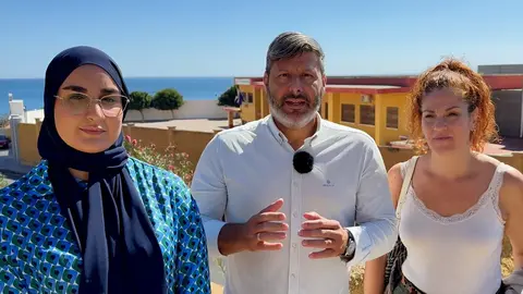 Mohamed Mustafa, junto a parte de su equipo, a las puertas del Colegio Pr&iacute;ncipe Felipe