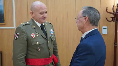 Juan Vivas recibe al Brigada Antonio Juli&aacute;n Ferrera Arriba