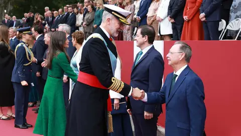 Su Majestad Felipe VI saluda a Juan Vivas, presidente de la Ciudad Aut&oacute;noma de Ceuta