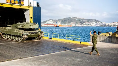 Efectivos de la COMGECEU embarcando hacia el &lsquo;BETA SEPTEM III&rsquo;