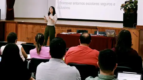 Livia Rosales, durante la charla al profesorado en pr&aacute;cticas _ Delegaci&oacute;n del Gobierno