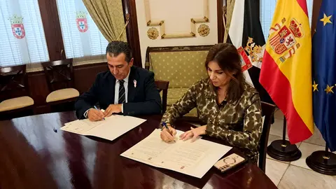 Carlos Rontom&eacute; y Nabiza Benzina durante la firma de convenio de este lunes / C&eacute;sar Mart&iacute;n