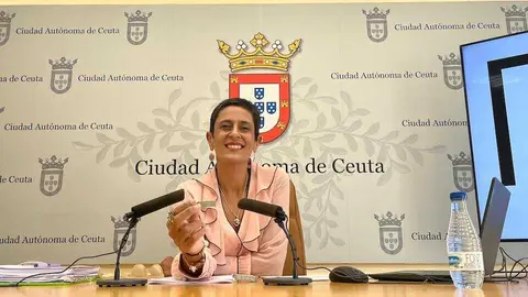  Kissy Chandiramani con el pen drive que contiene los presupuestos de la Ciudad./archivo 