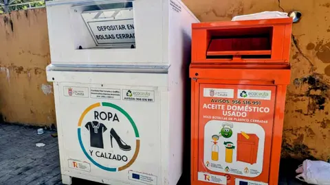 Contenedores para la recogida de textil y aceite en los pisos del Roc&iacute;o _ Rafa B&aacute;ez