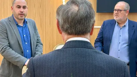 P&eacute;rez Triano y Antonio Coronil hablando con Vivas