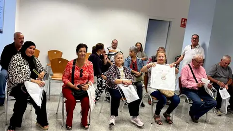 La Fundaci&oacute;n AD Ceuta FC entrega mochilas a los mayores para promover la limpieza de los montes 