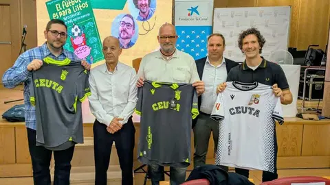 Presentaci&oacute;n del libro 'El f&uacute;tbol es para listos' en un acto organizado por la Fundaci&oacute;n AD Ceuta FC. Foto: Rub&eacute;n B&aacute;ez.