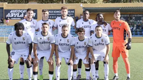 Jugadores del filial de la AD Ceuta FC posando antes del encuentro ante el Dos Hermanas 1971.